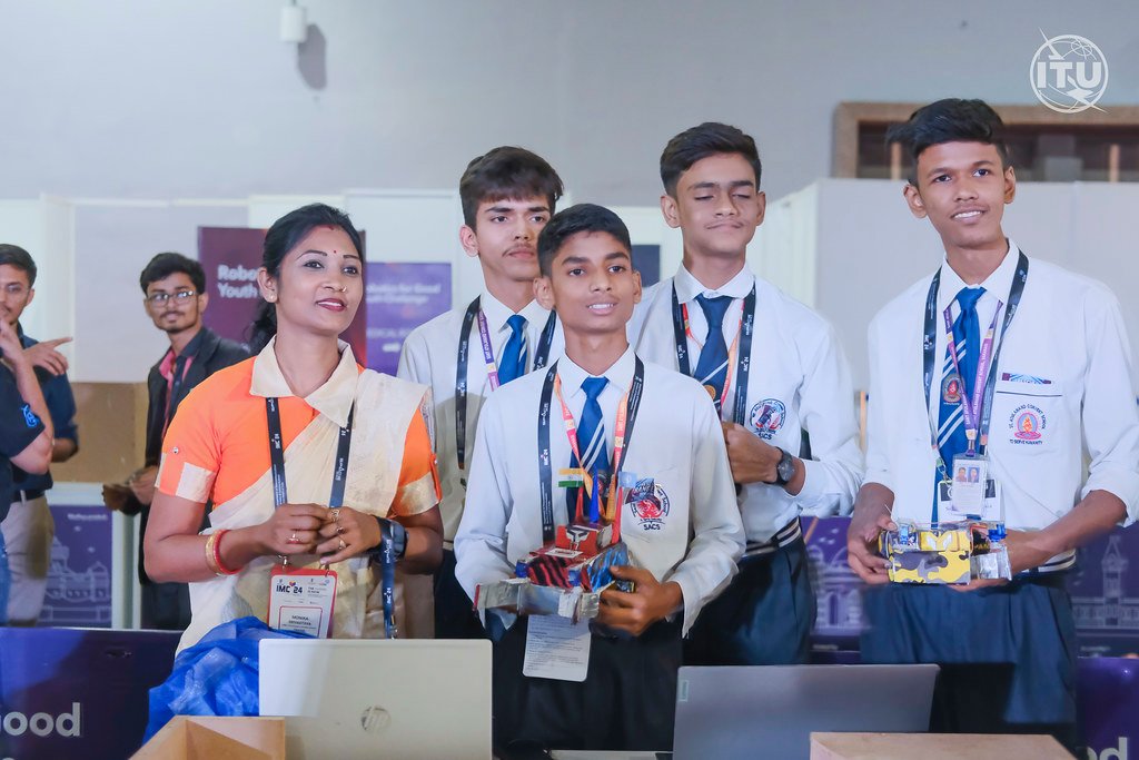 Të rinj me robotët e tyre në Robotics for Good Youth Challenge